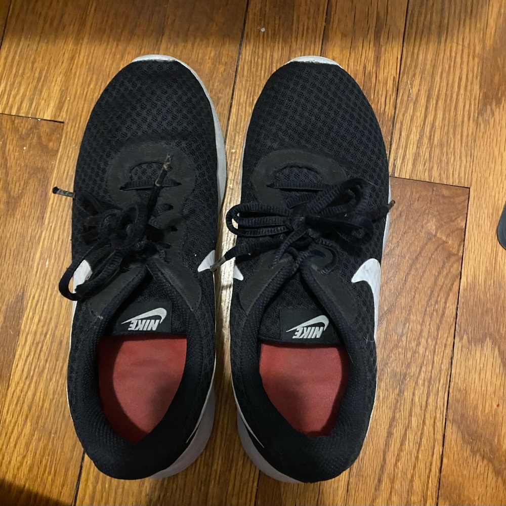 black Nike tennis shoes